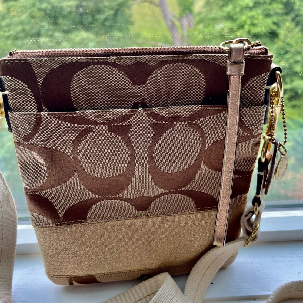 Classic Coach Messenger crossbody bag in tan, brown and gold w/gold hardware